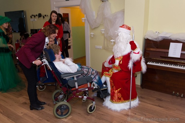 Ikgadējā Ziemassvētku labdarības vakarā Natālija Tumševica vāc dāvanas ar kurām iepriecina bērnu nama iemītniekus 213574