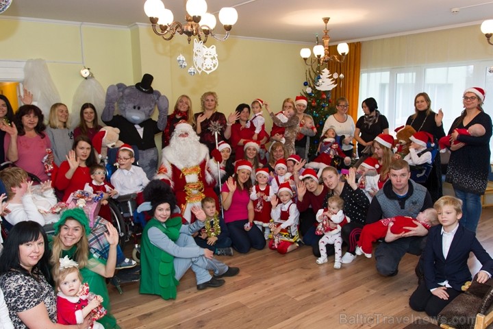 Ikgadējā Ziemassvētku labdarības vakarā Natālija Tumševica vāc dāvanas ar kurām iepriecina bērnu nama iemītniekus 213575