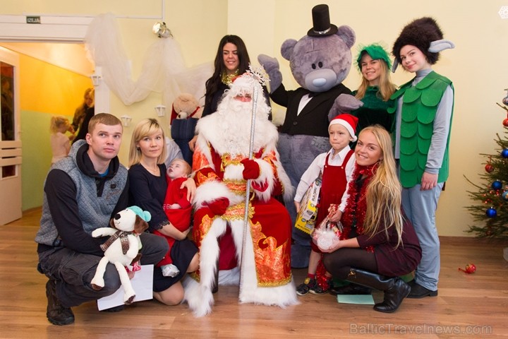 Ikgadējā Ziemassvētku labdarības vakarā Natālija Tumševica vāc dāvanas ar kurām iepriecina bērnu nama iemītniekus 213576