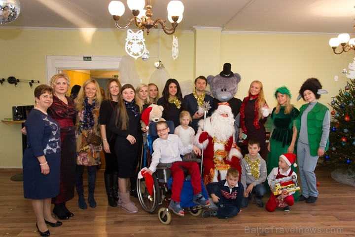 Ikgadējā Ziemassvētku labdarības vakarā Natālija Tumševica vāc dāvanas ar kurām iepriecina bērnu nama iemītniekus 213577
