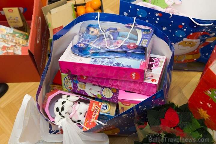 Ikgadējā Ziemassvētku labdarības vakarā Natālija Tumševica vāc dāvanas ar kurām iepriecina bērnu nama iemītniekus 213578