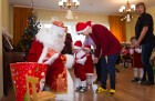 Ikgadējā Ziemassvētku labdarības vakarā Natālija Tumševica vāc dāvanas ar kurām iepriecina bērnu nama iemītniekus 15
