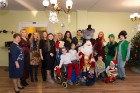 Ikgadējā Ziemassvētku labdarības vakarā Natālija Tumševica vāc dāvanas ar kurām iepriecina bērnu nama iemītniekus 20