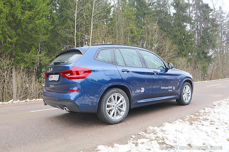 Travelnews.lv dodas pēc Ziemassvētku eglītes mežā ar jauno BMW X3 xDrive20d 213617