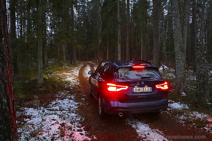 Travelnews.lv dodas pēc Ziemassvētku eglītes mežā ar jauno BMW X3 xDrive20d 213637