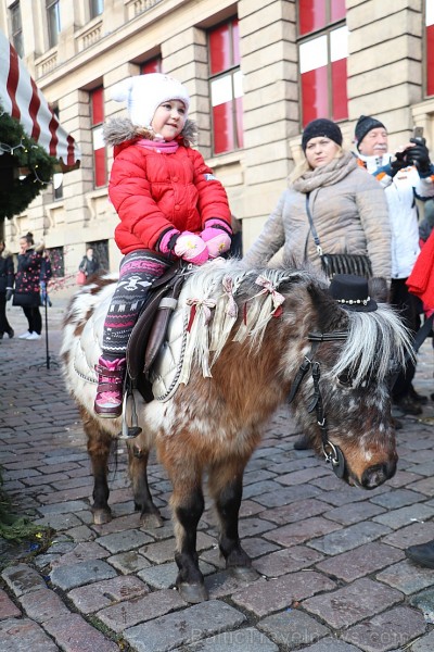 Doma laukumā Ziemassvētku tirdzinš priecē rīdziniekus un pilsētas viesus 213661