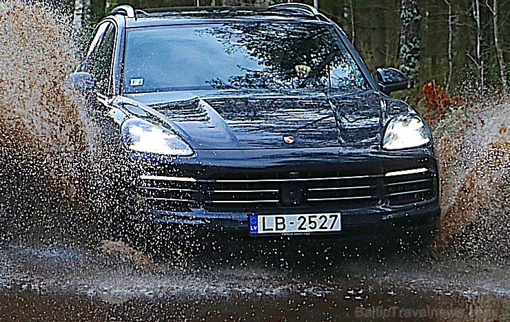 Travelnews.lv apceļo Pierīgu ar jauno un glauno apvidus vāģi Porsche Cayenne 214216