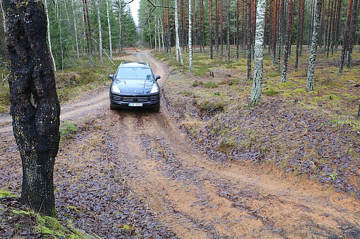 Travelnews.lv apceļo Pierīgu ar jauno un glauno apvidus vāģi Porsche Cayenne 214230