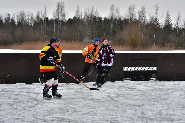 Uz Jēkabpils Radžu ūdenskrātuves ledus cīnās par «Lūšu kausu 2018» 215028