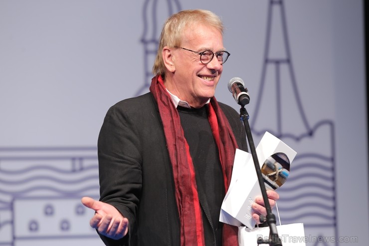Mārtiņš Rītiņš, divkārtējs «GADA CILVĒKS TŪRISMĀ» balvas saņēmējs, šoreiz balvu pasniedz, nevis saņem. Mārtiņš Rītiņš, divkārtējs «GADA CILVĒKS TŪRISMĀ» balvas saņēmējs, šoreiz balvu pasniedz, nevis saņem. 215479