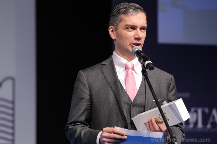 «Gada cilvēks tūrismā 2017» (Absolūtajā nominācijā) pasniedz Ekonomikas ministrijas Valsts sekretāra vietnieks Raimonds Aleksejenko «Gada cilvēks tūrismā 2017» (Absolūtajā nominācijā) pasniedz Ekonomikas ministrijas Valsts sekretāra vietnieks Raimonds Aleksejenko 215498