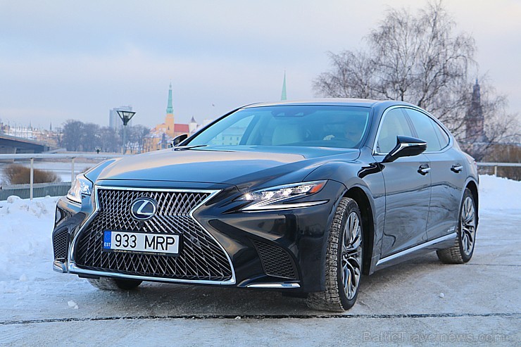 Travelnews.lv apceļo Latviju ar luksus klases vāģi «Lexus LS 500h» 217215