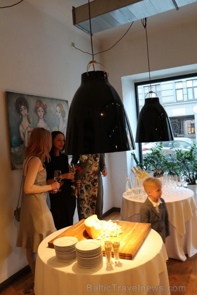 Rīgas restorānā «Vīna Studija» Stabu ielā ir skatāma mākslinieces Ilvitas Didrihsones personālizstāde «Sarunas caur puķēm»