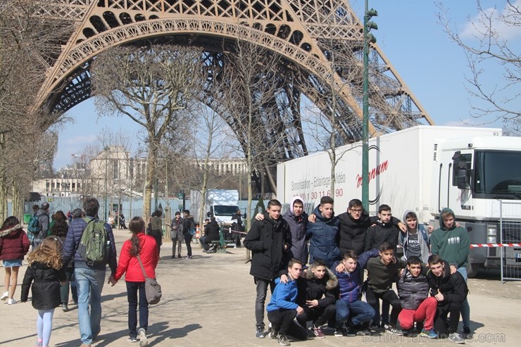 Travelnews.lv novēro ikdienas «jezgu» pie Eifeļa torņa Parīzē 220261