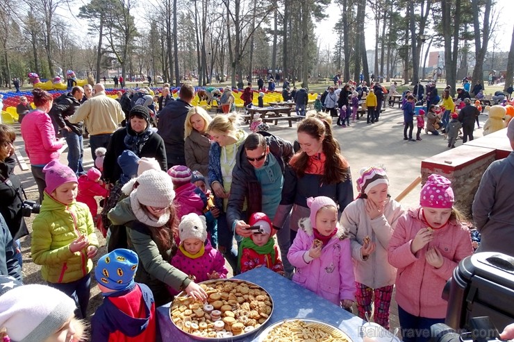 Ventspils Bērnu pilsētiņā norisinās putnu būrīšu izgatavošanas talka