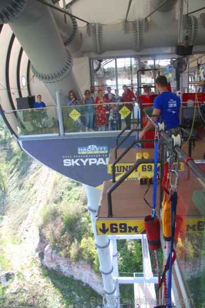 Travelnews.lv pārvar bailes no augstuma unikālajā Soču «Skypark». Atbalsta: Rosa Khutor 220583