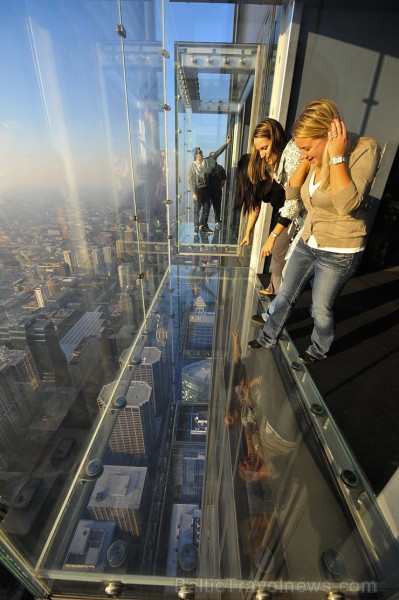 Travelnews.lv apmeklē Čikāgas augstākās ēkas Vilisa torņa skata platformu «Skydeck Chicago». Atbalsta: Finnair 221875