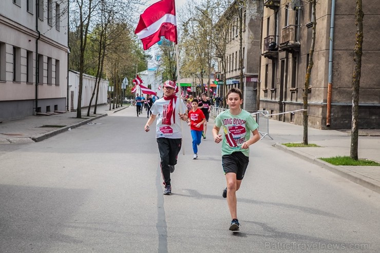 Daugavpilī ap trīs tūkstošiem cilvēku izskrien skriešanas seriāla pusmaratonā