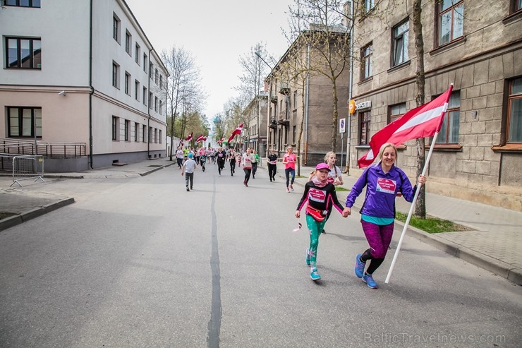 Daugavpilī ap trīs tūkstošiem cilvēku izskrien skriešanas seriāla pusmaratonā 221916