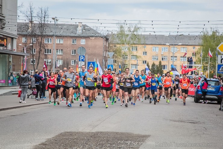 Daugavpilī ap trīs tūkstošiem cilvēku izskrien skriešanas seriāla pusmaratonā