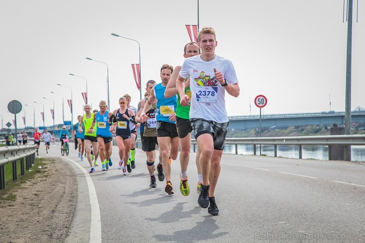 Daugavpilī ap trīs tūkstošiem cilvēku izskrien skriešanas seriāla pusmaratonā 221926
