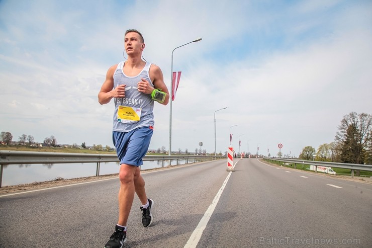 Daugavpilī ap trīs tūkstošiem cilvēku izskrien skriešanas seriāla pusmaratonā 221932