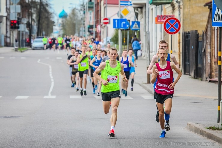 Daugavpilī ap trīs tūkstošiem cilvēku izskrien skriešanas seriāla pusmaratonā