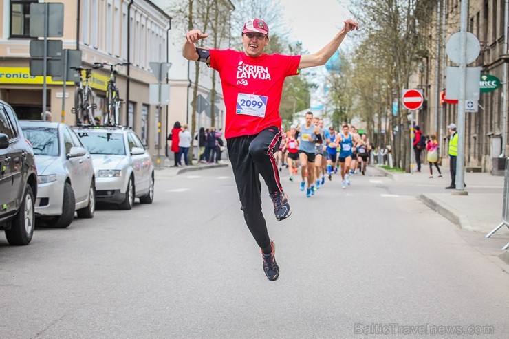 Daugavpilī ap trīs tūkstošiem cilvēku izskrien skriešanas seriāla pusmaratonā