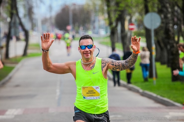 Daugavpilī ap trīs tūkstošiem cilvēku izskrien skriešanas seriāla pusmaratonā 221945