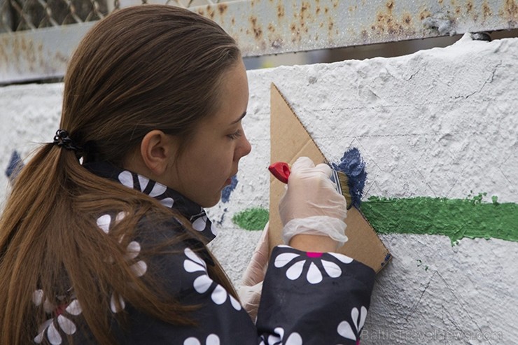 Vecmīlgrāvieši Latvijai simtgadē dāvina latviski apgleznotu sienu