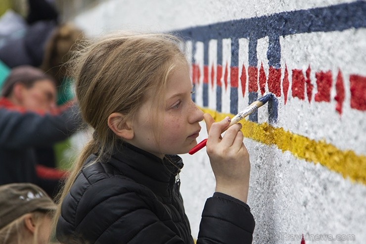 Vecmīlgrāvieši Latvijai simtgadē dāvina latviski apgleznotu sienu