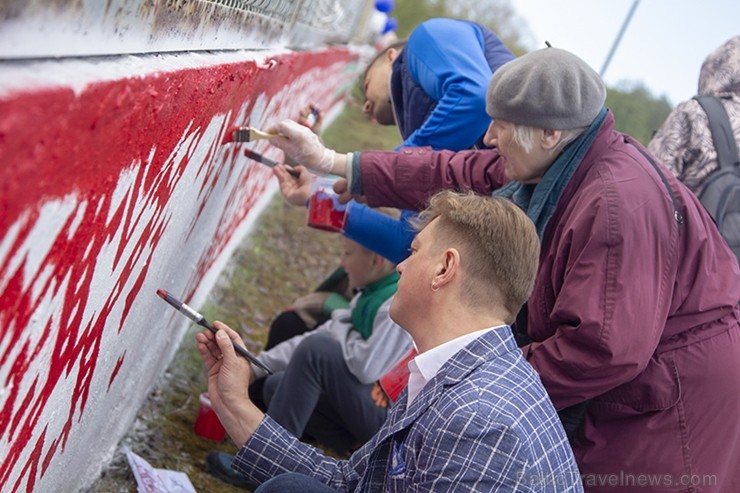Vecmīlgrāvieši Latvijai simtgadē dāvina latviski apgleznotu sienu 222265