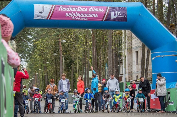 Svētku noskaņās Jūrmalā  aizvadīts Neatkarības dienas velobrauciens