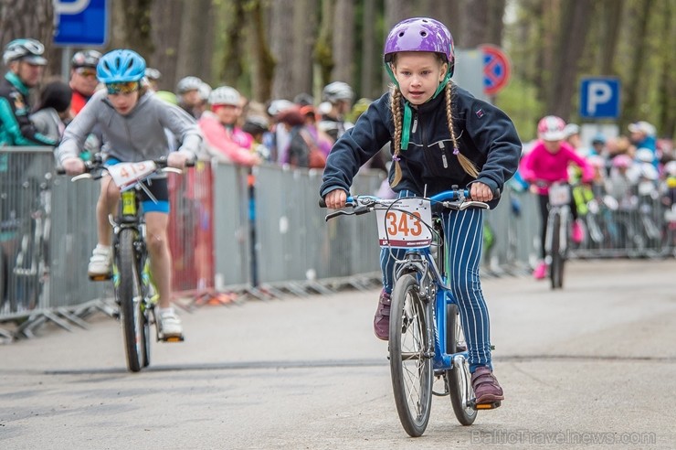 Svētku noskaņās Jūrmalā  aizvadīts Neatkarības dienas velobrauciens