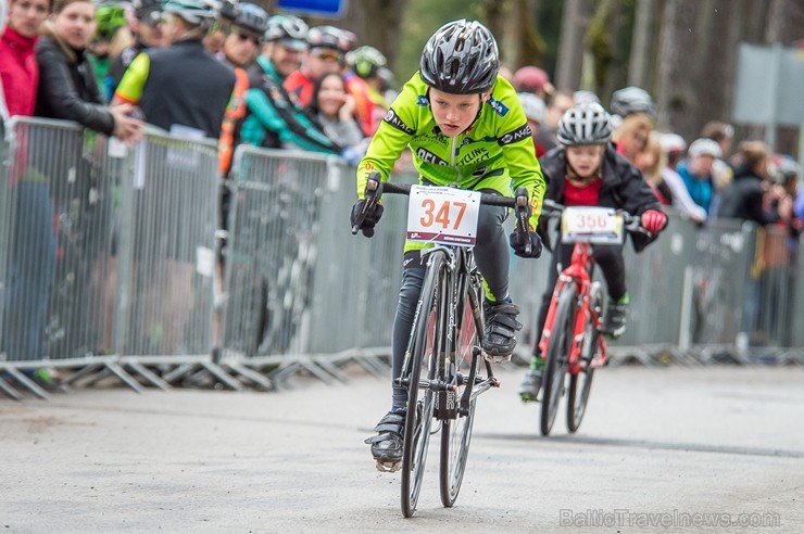 Svētku noskaņās Jūrmalā  aizvadīts Neatkarības dienas velobrauciens