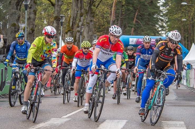 Svētku noskaņās Jūrmalā  aizvadīts Neatkarības dienas velobrauciens