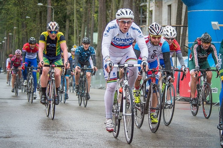 Svētku noskaņās Jūrmalā  aizvadīts Neatkarības dienas velobrauciens