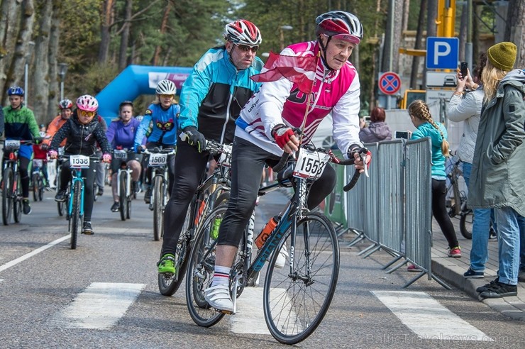 Svētku noskaņās Jūrmalā  aizvadīts Neatkarības dienas velobrauciens