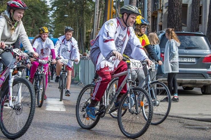 Svētku noskaņās Jūrmalā  aizvadīts Neatkarības dienas velobrauciens