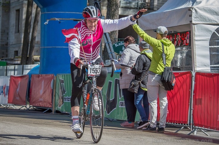 Svētku noskaņās Jūrmalā  aizvadīts Neatkarības dienas velobrauciens