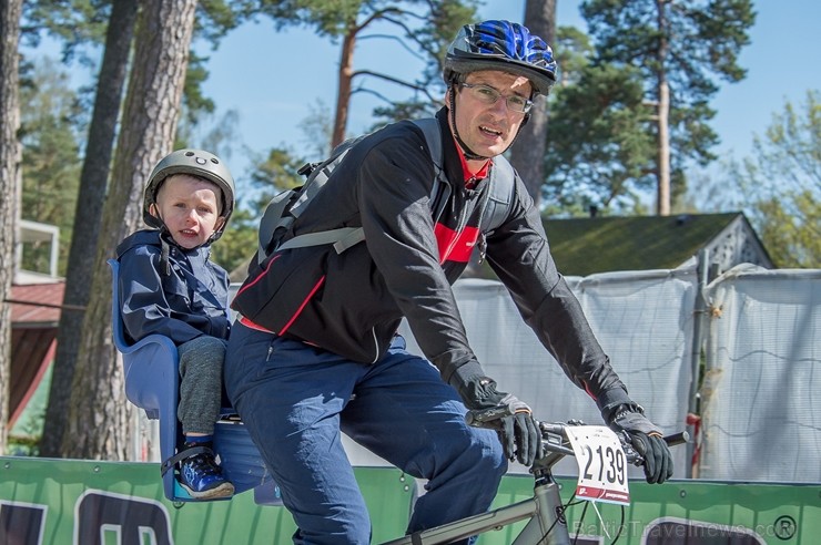 Svētku noskaņās Jūrmalā  aizvadīts Neatkarības dienas velobrauciens