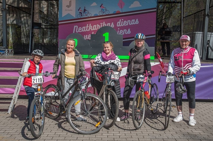 Svētku noskaņās Jūrmalā  aizvadīts Neatkarības dienas velobrauciens