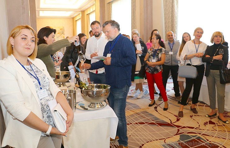 Vīna pazinēji 8.05.2018 iepazīst «Simply Italian Great Wines» prezentētos vīnus no Itālijas, ko organizē «B2B Baltic Travel» un «International Event &