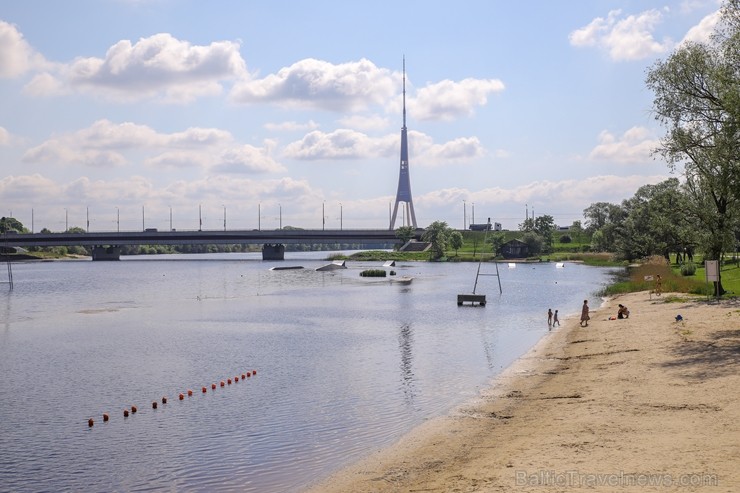 Līdz ar peldsezonas sākšanos, Rīgas pludmales sākuši uzmanīt glābēji