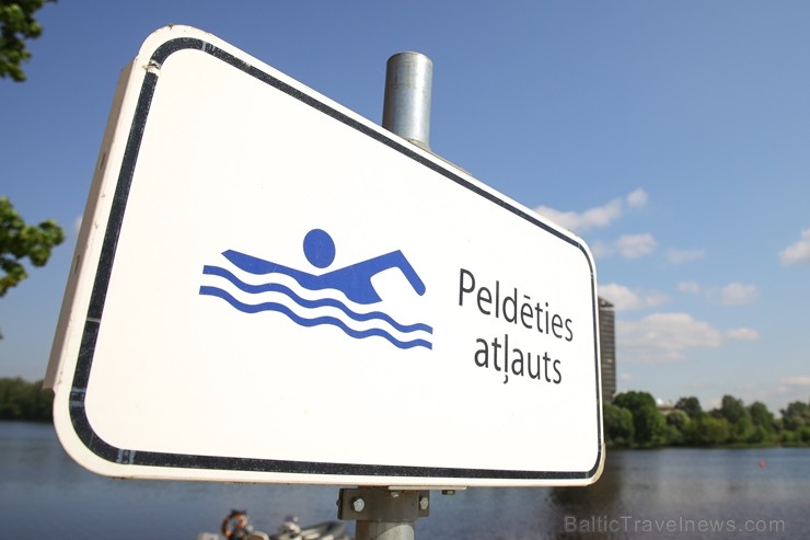 Līdz ar peldsezonas sākšanos, Rīgas pludmales sākuši uzmanīt glābēji