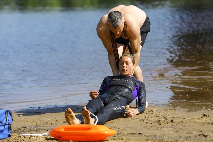Līdz ar peldsezonas sākšanos, Rīgas pludmales sākuši uzmanīt glābēji