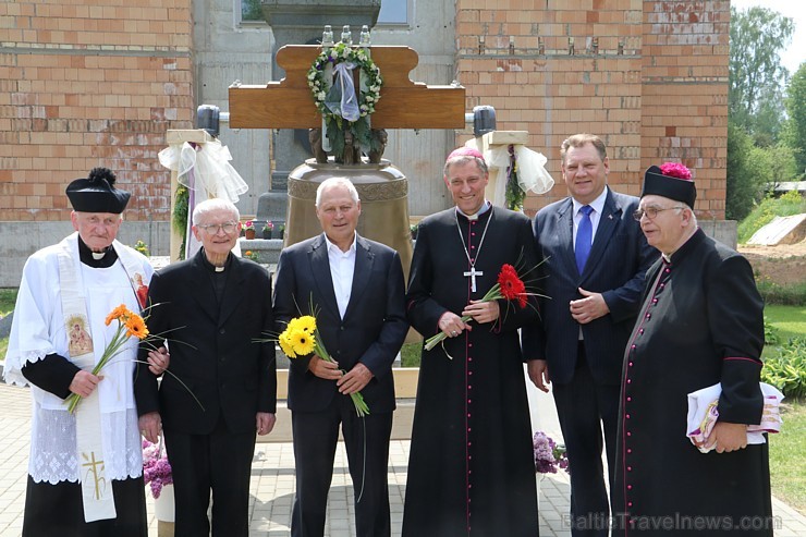 Ikšķilē svinīgi iesvēta Ikšķiles sv.Meinarda Romas katoļu baznīcas zvanu 223360