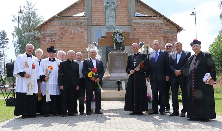 Ikšķilē svinīgi iesvēta Ikšķiles sv.Meinarda Romas katoļu baznīcas zvanu