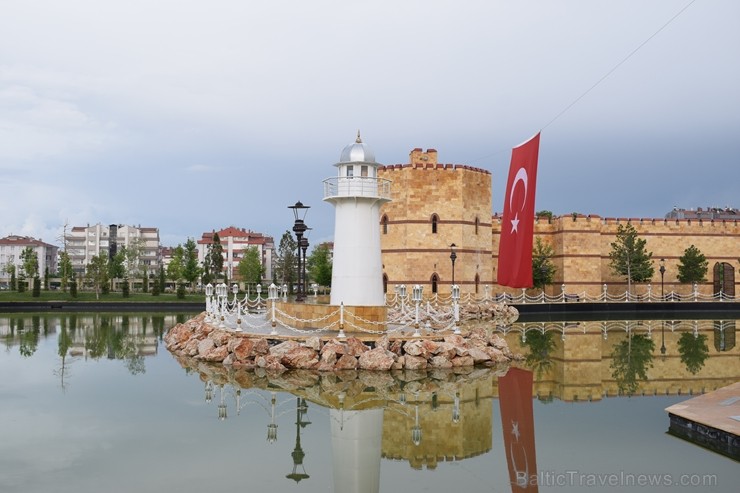 Ecdat publiskais parks Konjā. Bāka, Turcijas karogs un atspulgi... 224542