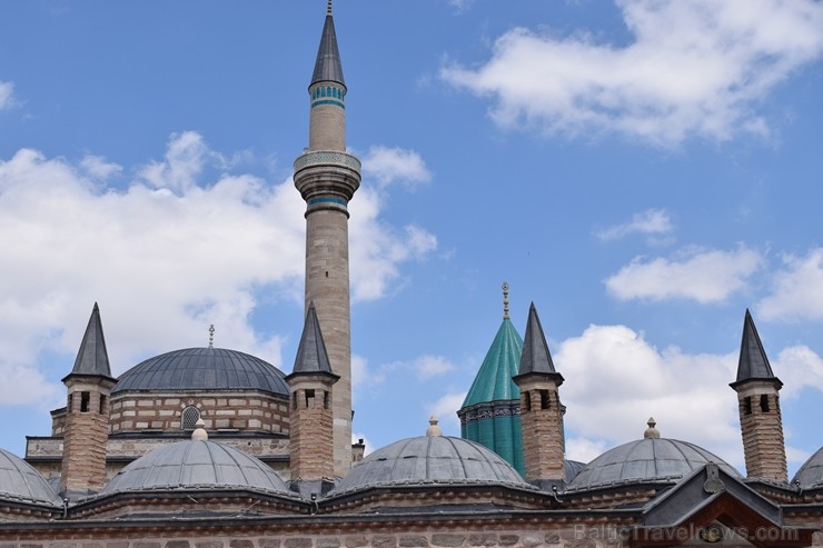 Vertikāli pilsētā iezīmē minaretu smailes, kas gluži kā zīmuļi triecas pret debesīm, atgādinot zemes dzīves laicīgumu Vertikāli pilsētā iezīmē minaretu smailes, kas gluži kā zīmuļi triecas pret debesīm, atgādinot zemes dzīves laicīgumu 224547